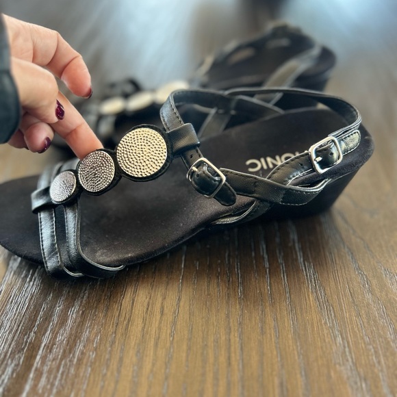 Vionic noleen sandals wedge heels black leather strap medallion detail slingback - Picture 4 of 8